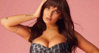 Elettra Lamborghini il bikini è troppo piccolo, i buchi ai lati mostrano troppo: le foto peccaminose fanno il giro dei social